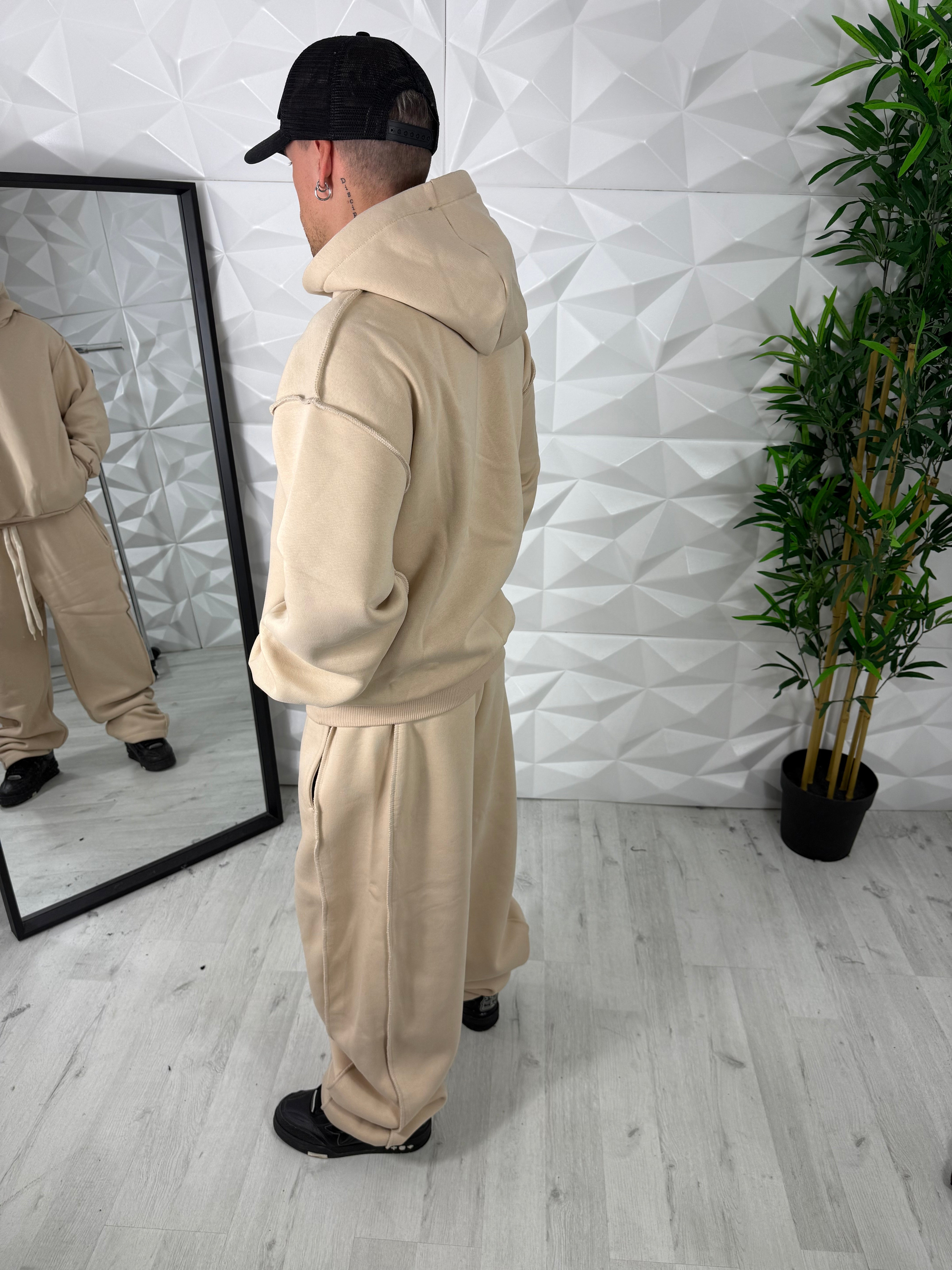 COORDINATO CON CUCITURA A CONTRASTO
